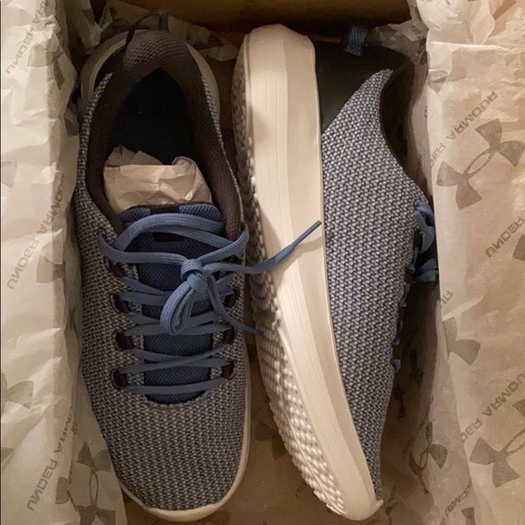 Size 11 Under Armour Tennis Shoes - Picture 2 of 2